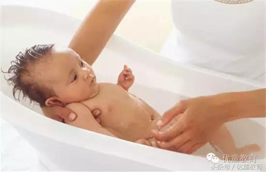 怎么给宝宝洗澡一岁以内,宝宝洗完澡怎样给宝宝做抚触
