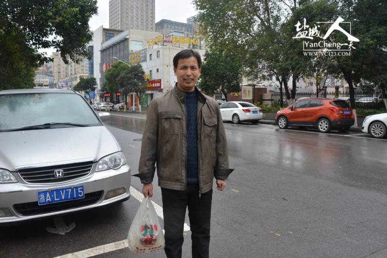 盐城人的一天第28期老盐城浴室搓背工——武兆华的搓背人生