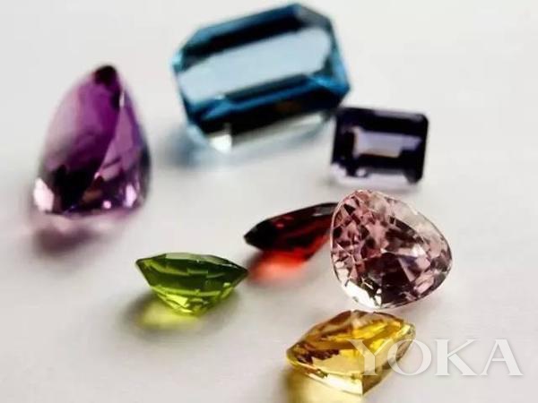 春节的甜蜜抢先尝将水果硬糖戴在身上