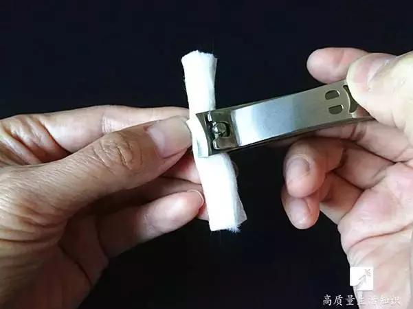 指甲剪成什么样不容易断,指甲很厚很硬剪不动应当怎么处理