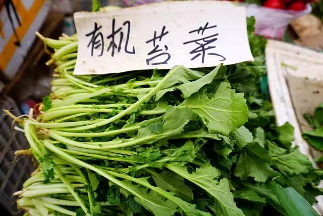 青岛市场火的小吃,最近很火的青岛菜