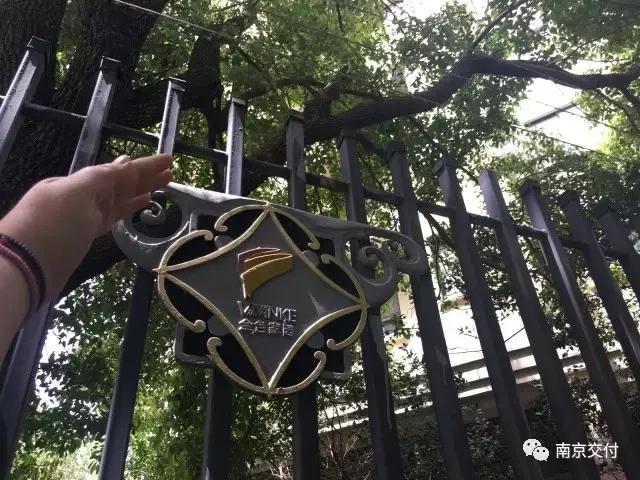 房龄差“三岁“，为了莫愁湖”新项目“却比老项目显老？