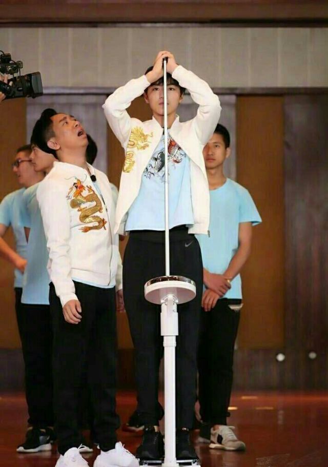 王俊凯身高有没有182,王俊凯高182cm腿长107cm