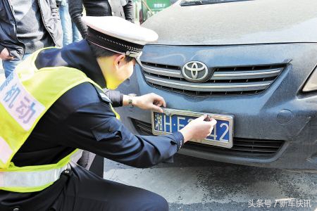 车牌螺丝扣掉了一个就会被扣分吗,车牌螺丝掉一颗会被抓拍吗