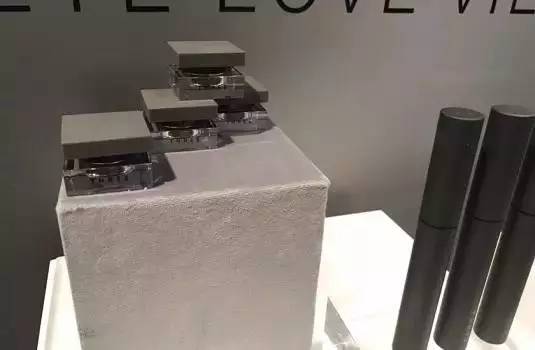 自从买了这些化妆品，我发现自己越来越像水原希子了……
