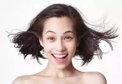 自从买了这些化妆品，我发现自己越来越像水原希子了……