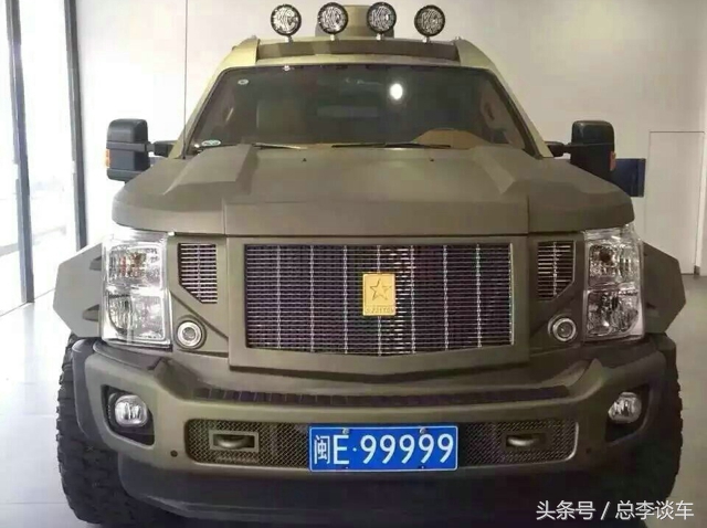 两辆奔驰车牌相同,两辆奔驰一个车牌