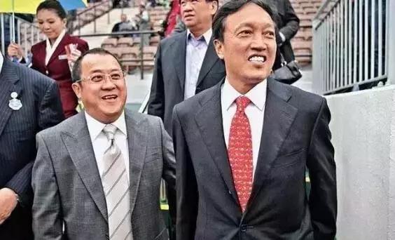 出身苦寒11岁赴港，热衷体育和慈善，是首位撬开NBA大门的华人老板