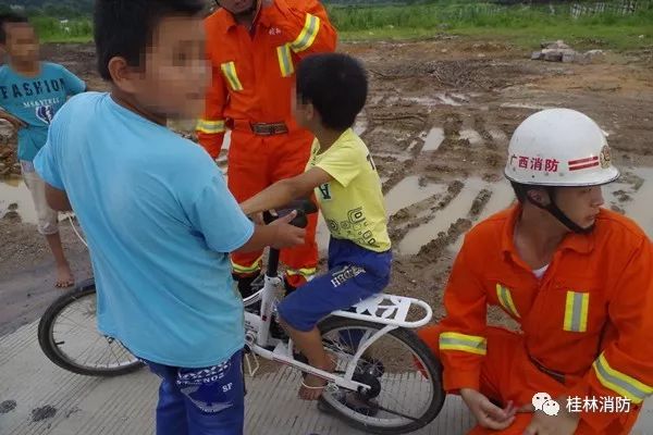 小孩不小心被卡住了,宝宝不小心被东西卡住了
