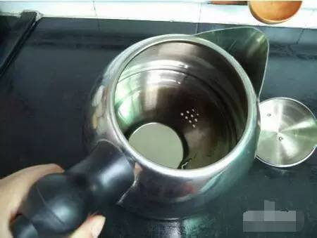怎么洗电热壶内的污垢,电热壶底的顽固污垢怎么去除