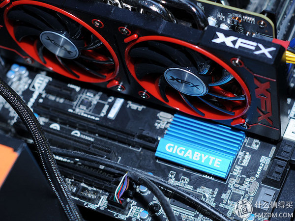 讯景rx5804g黑狼显卡,讯景r9370x4g显卡尺寸