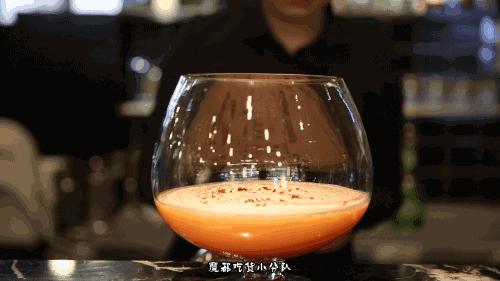 端不动的鱼缸鸡尾酒，边嚼边喝