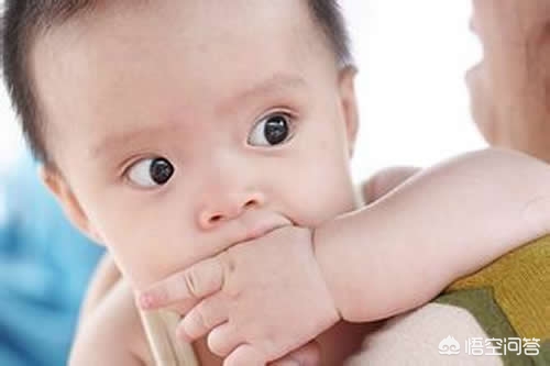 孩子爱吃手指头怎么办,孩子爱吃手千万别制止