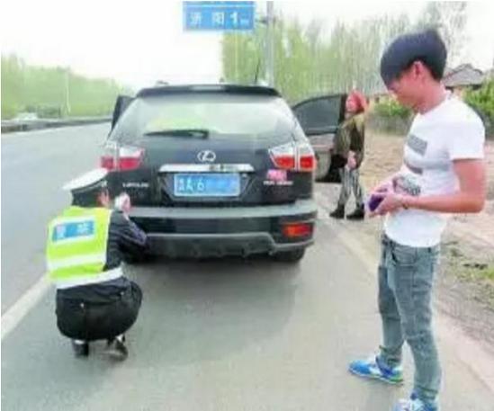 小伙将黄海旗胜改成奔驰ML，骗得好几个姑娘财色尽失！