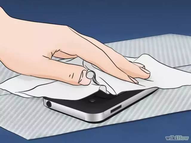手机泡水里正确处理方法,手机泡水了怎么办一秒搞定