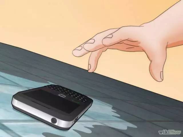手机泡水里正确处理方法,手机泡水了怎么办一秒搞定