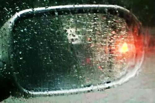 雨天怎么防止后视镜看不清,雨雾天车灯不亮怎么办