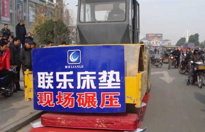 她靠捡破烂发家,他靠捡破烂为生却捐款上百万