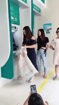 穿恨天高坐地铁的社死现场，两位男士都不忍看这次“崴脚表演”