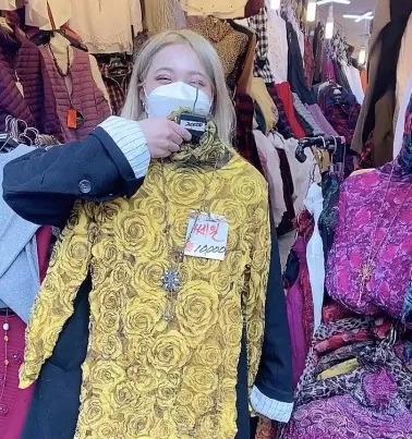 为了暴打凡尔赛文学，年轻人涌入菜场买衣服