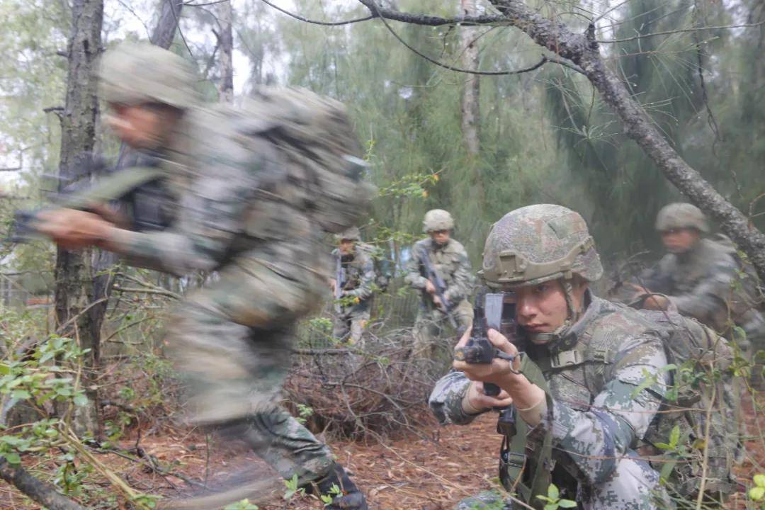 解放军新型单兵战场识别系统,新式星空迷彩单兵装备