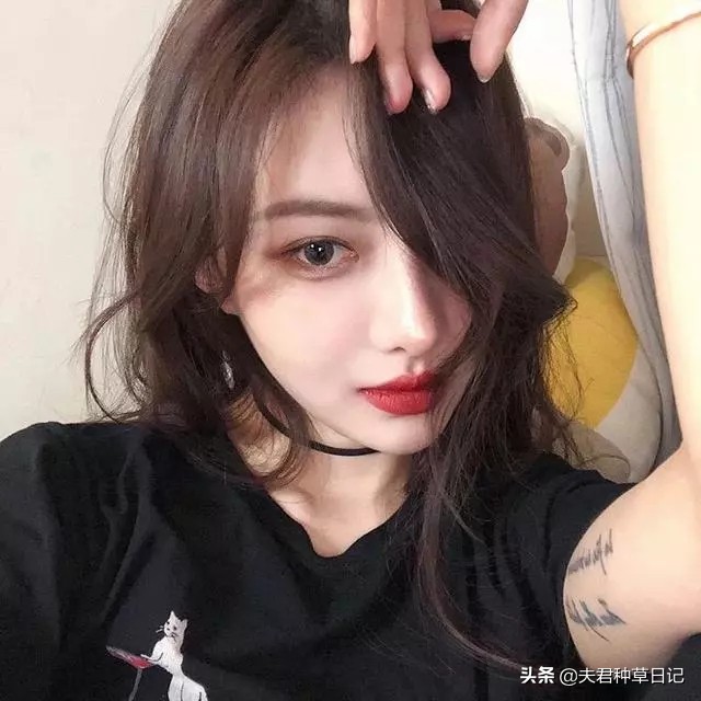 每天涂口红的女生10年,女生涂口红会有什么变化