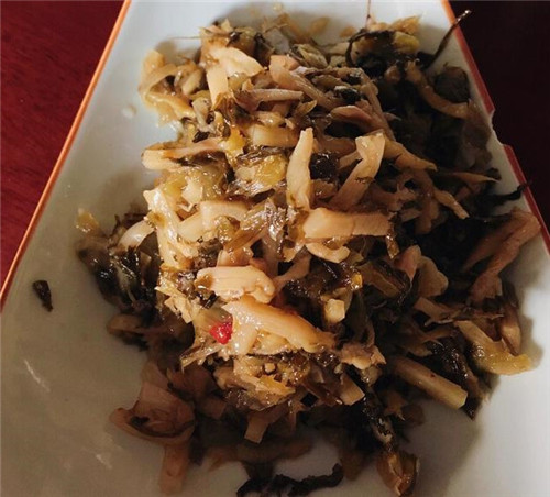 偶遇前女友碰到麻烦，帮忙解决后被请吃饭，看着饭菜充满了回忆