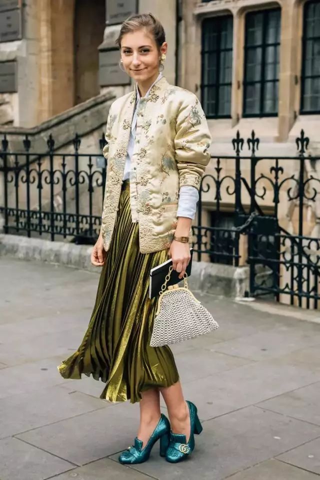 长款百褶裙夏季怎么搭配,这个夏天必备的三款半裙百褶裙