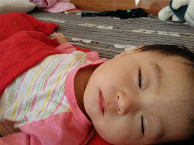 孩子睡着了咳嗽醒着不咳怎么回事,小孩睡着咳嗽醒了不咳是什么原因