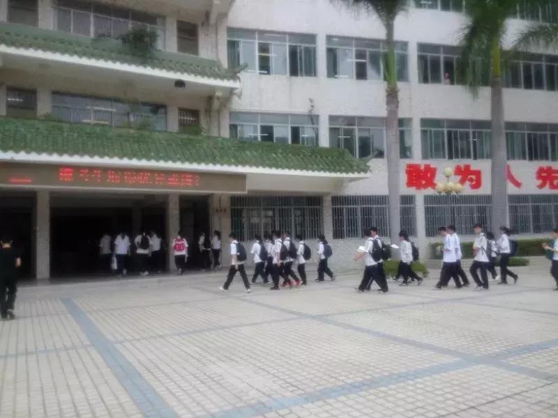 高考汕头几个考场,高考第一天学校门口人山人海