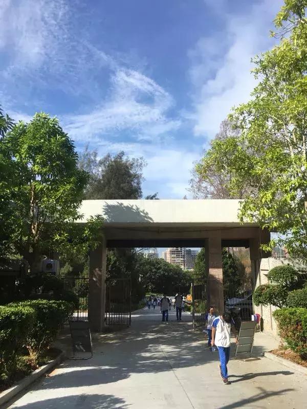 高考汕头几个考场,高考第一天学校门口人山人海