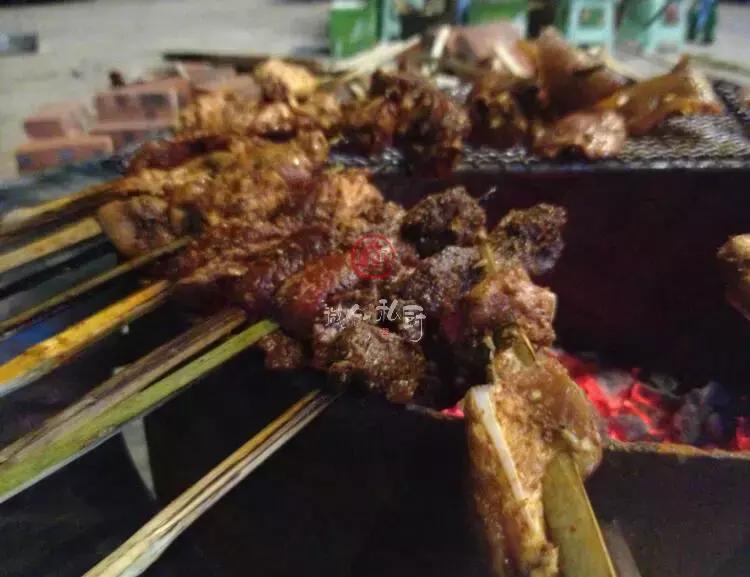 西昌本地出名的火盆烧烤,西昌最火的火盆烧烤