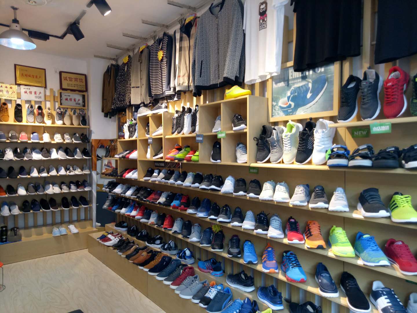 华丰鞋帽专卖店,华丰服装批发市场鞋