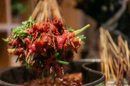 簋街是北京著名的美食街,北京簋街小吃街是什么样子的