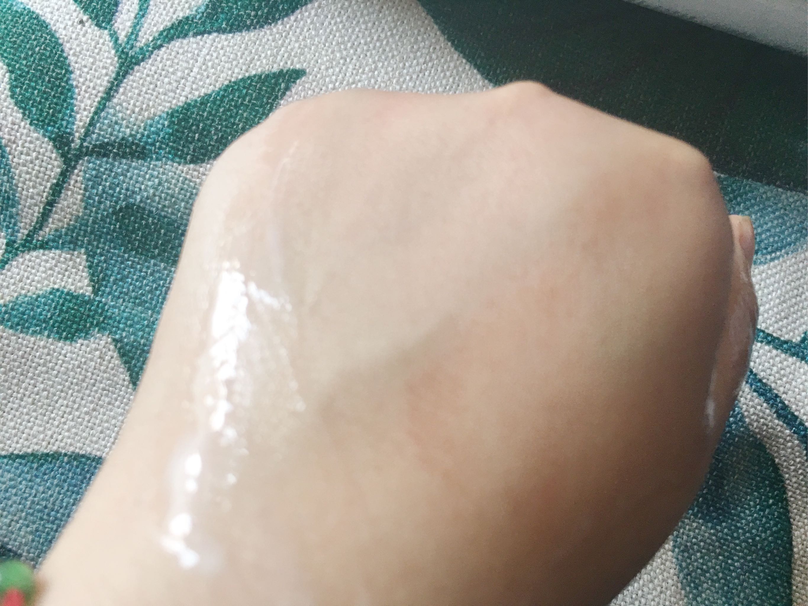 雅漾修红舒缓免洗洁面乳,雅漾大白霜和雅漾修红乳的区别
