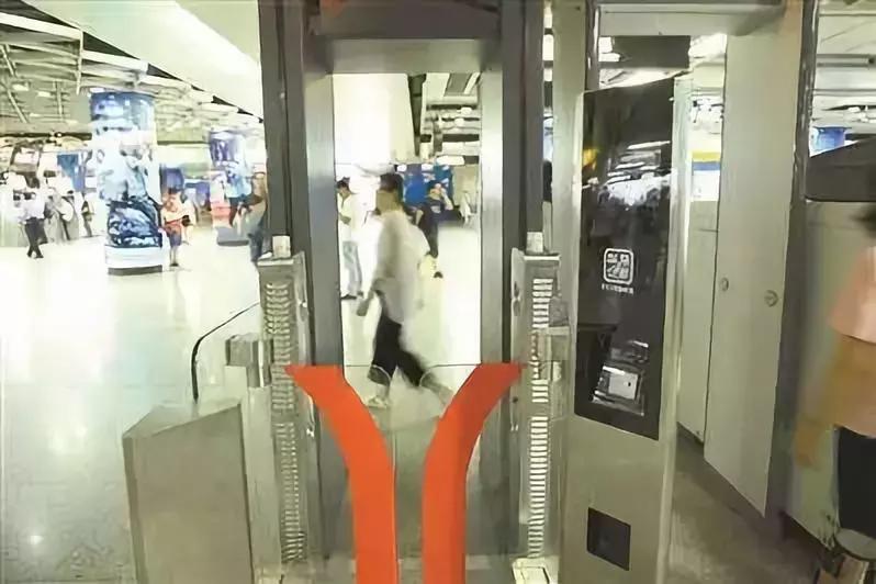 全球首家刷脸地方,学校刷脸安检门