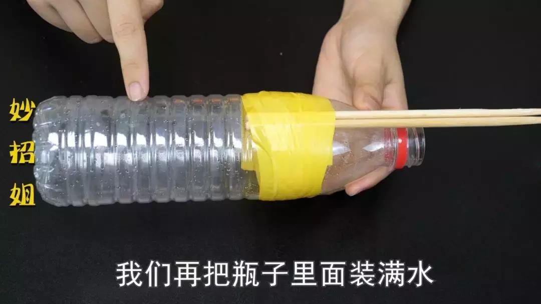 把筷子和塑料瓶绑在一起，解决了家家户户的大难题，省钱又实用