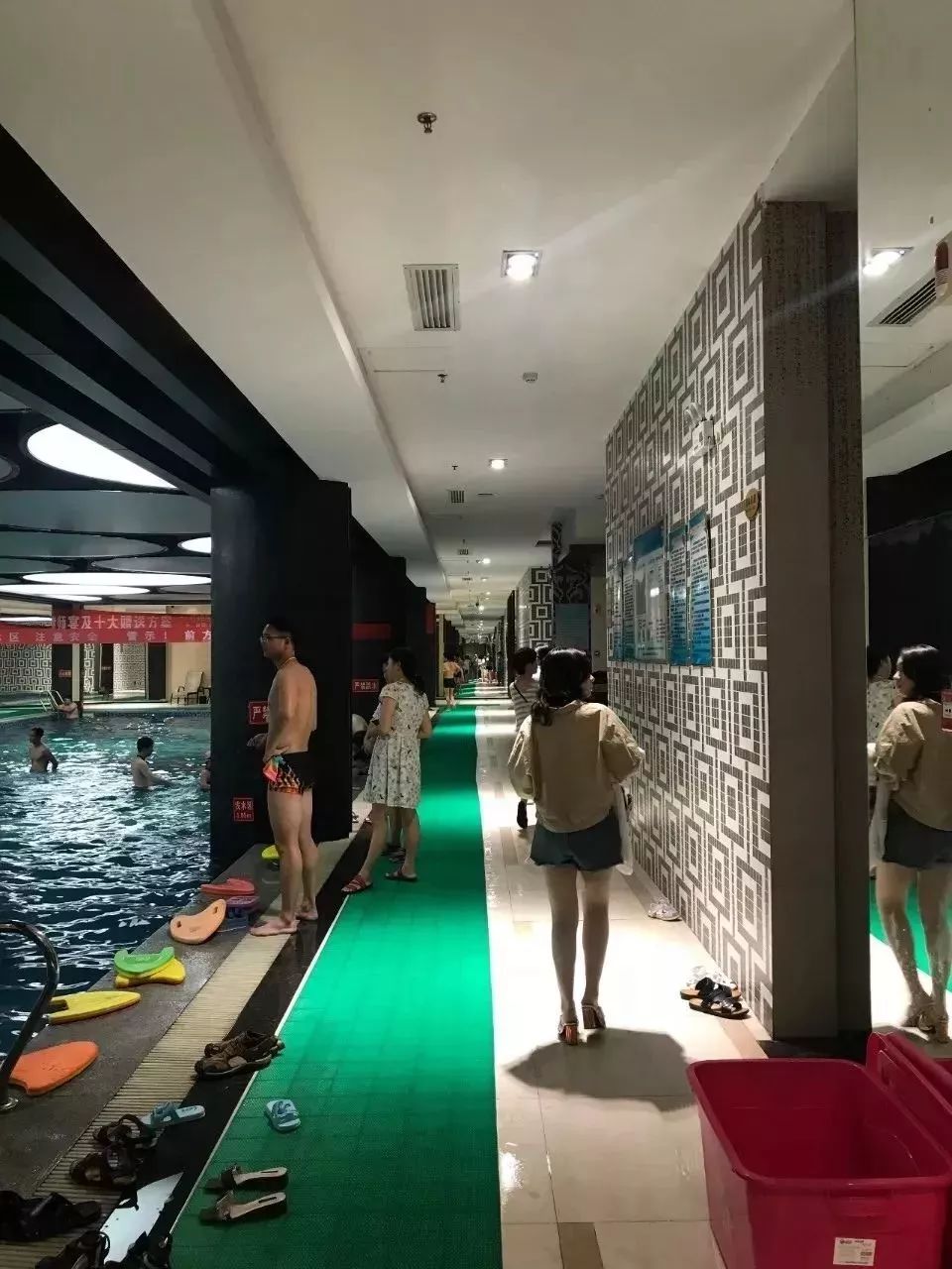 三伏天室内游泳,夏天游泳馆必备
