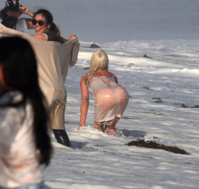 ladygaga骑马写真,ladygaga吊带装