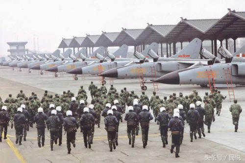 空军飞行员晋升过程及待遇,空军飞行员一般是干什么的