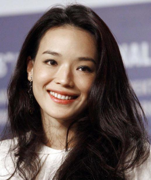 曾出身寒门的4大女星，阿娇曾居无定所，她却被喂过“狗食”