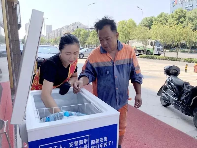 暖心！“网红冰箱”现身骆驼，它自带镇海温度！这些人喝冷饮免费……