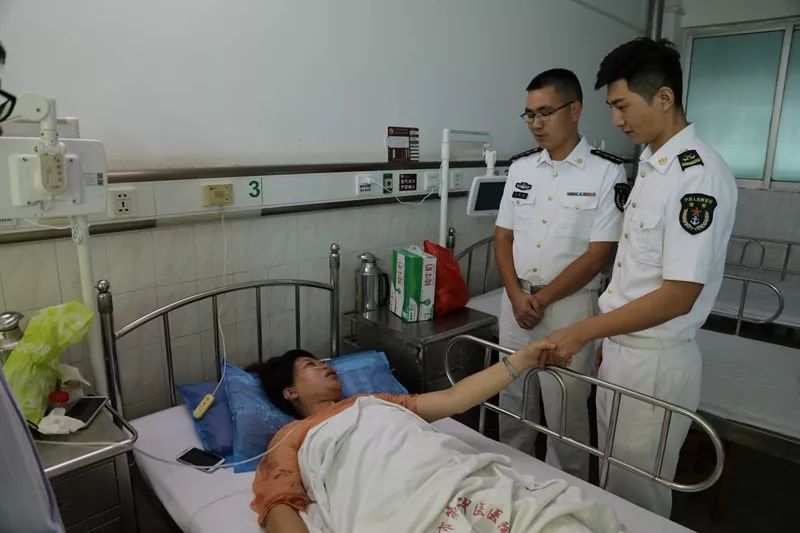 又是帅气的子弟兵！水兵归营途中救助发病昏厥妇女