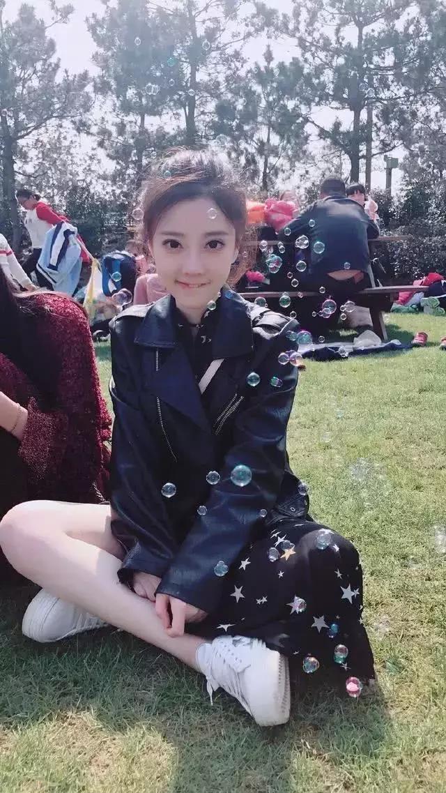 冯提莫拍照必杀技！第三张已沦陷，最后一张毫无抵抗力
