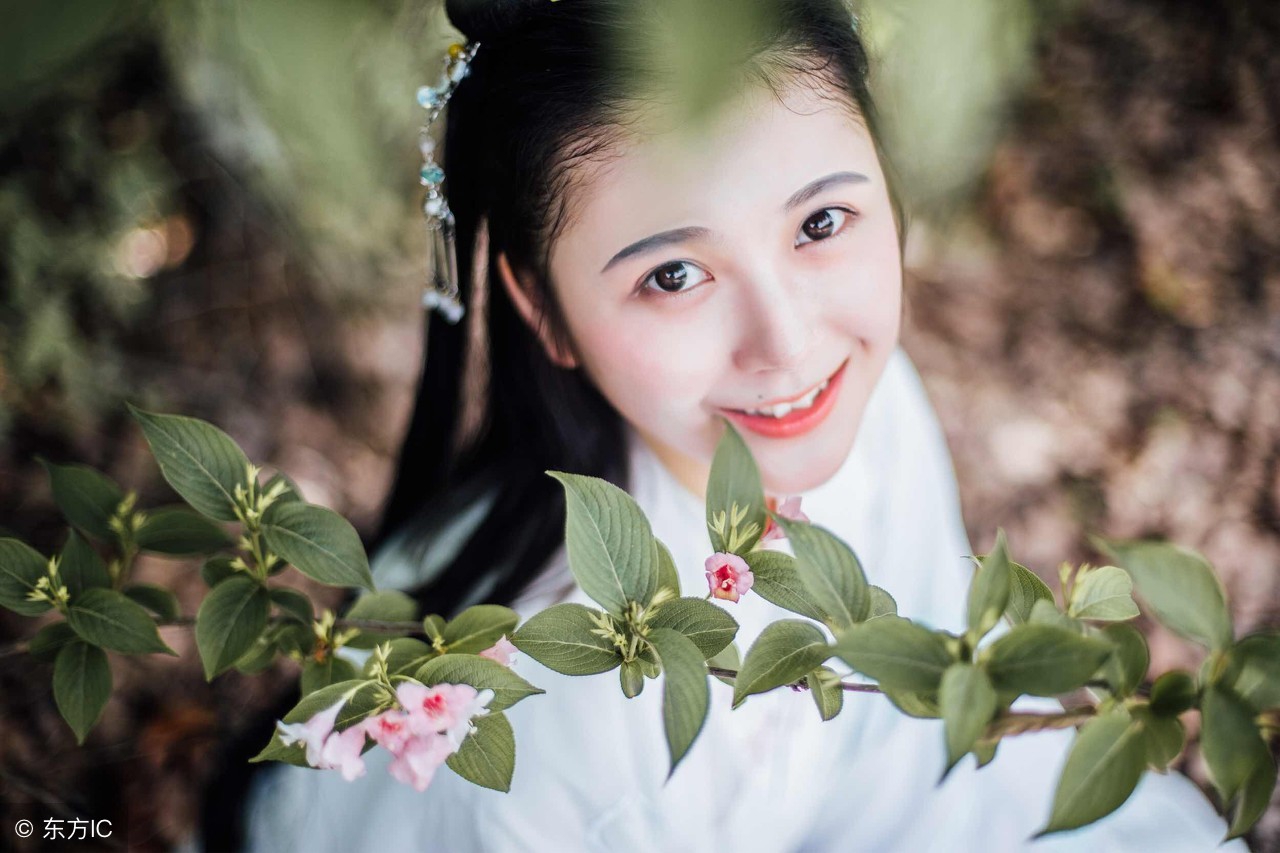 跟女孩聊天话题不会聊怎么办,很多人说不会跟女生聊天没话题