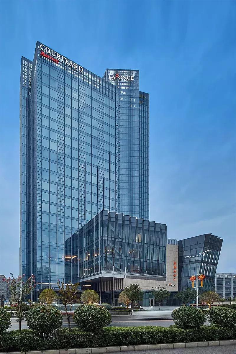 王子饭店曾经的女老板，在北郊盖了栋楼，里面放了1600件瓷器