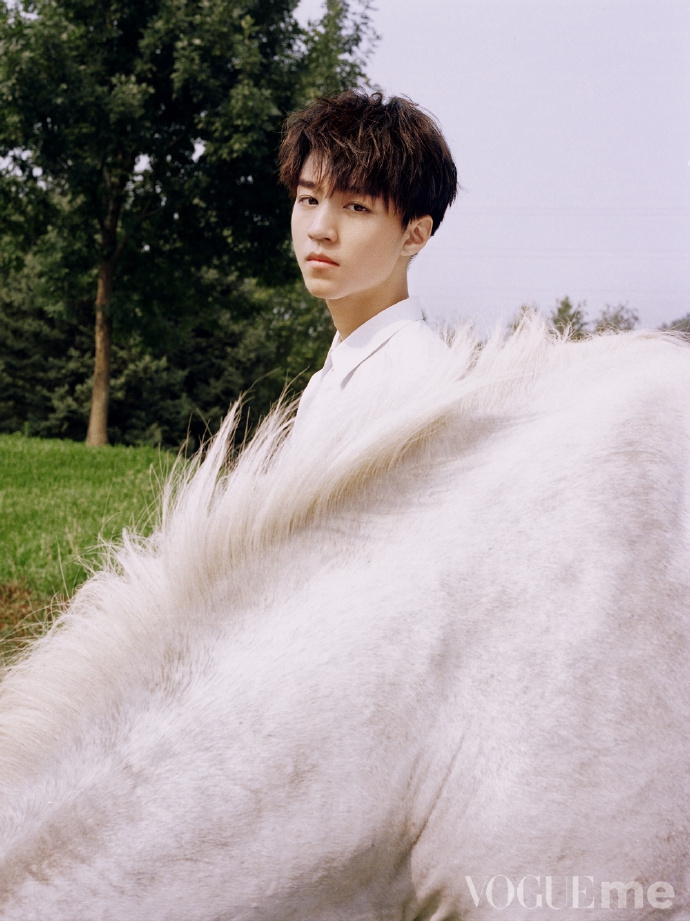 tfboys王俊凯白色衣服图片,tfboys合照王俊凯穿青色衣服
