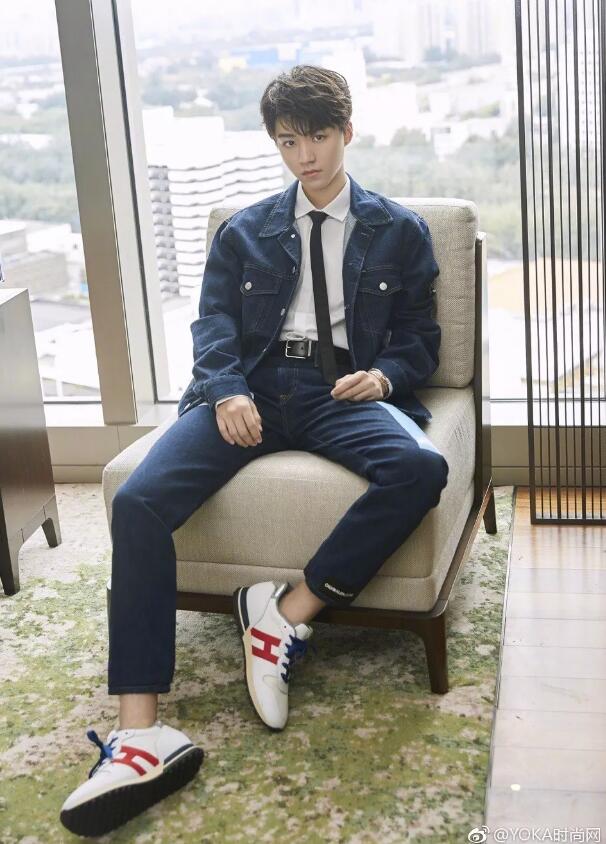 tfboys王俊凯白色衣服图片,tfboys合照王俊凯穿青色衣服