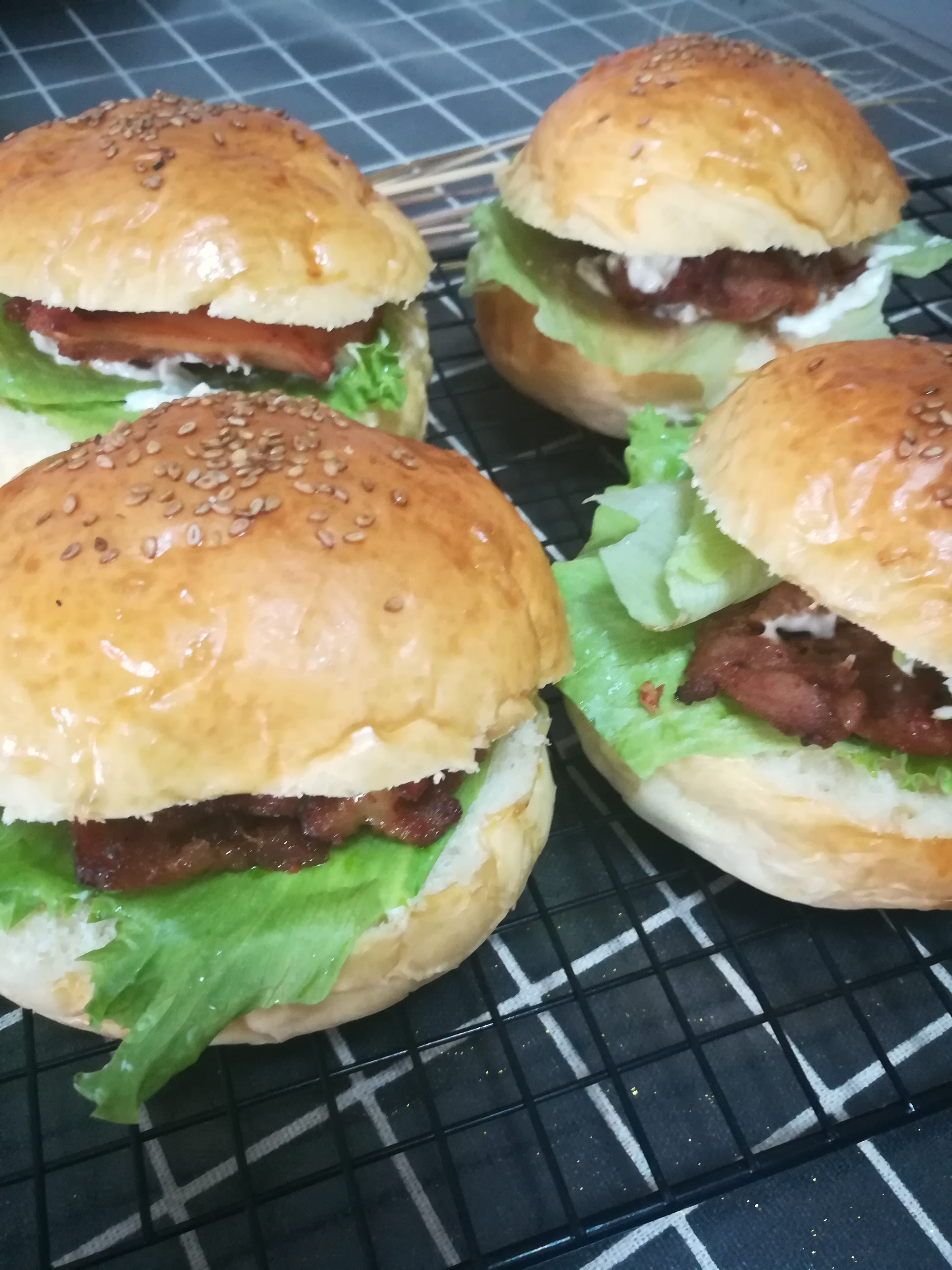 kfckfc,肯德基麦辣鸡腿汉堡做法