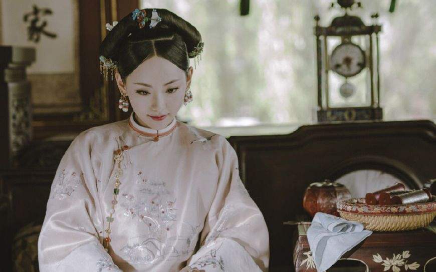 她是乾隆的宠妃,乾隆唯一连降两级妃子